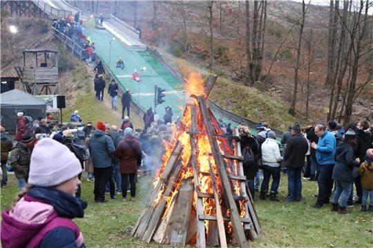 In Braunlage wird Ostersamstag an den Brockenwegschanzen wie im vergangenen Jahr ein „österliches Lagerfeuer“ entfacht und die Kinder können auf den Matten rodeln. Zudem gibt es ein Schau-Skispringen.  Archivfoto: Neuendorf