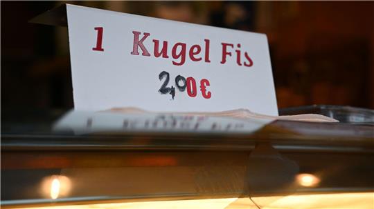 In Braunschweig haben mehrere Eisdielen den Kugelpreis auf zwei Euro gerunden. 