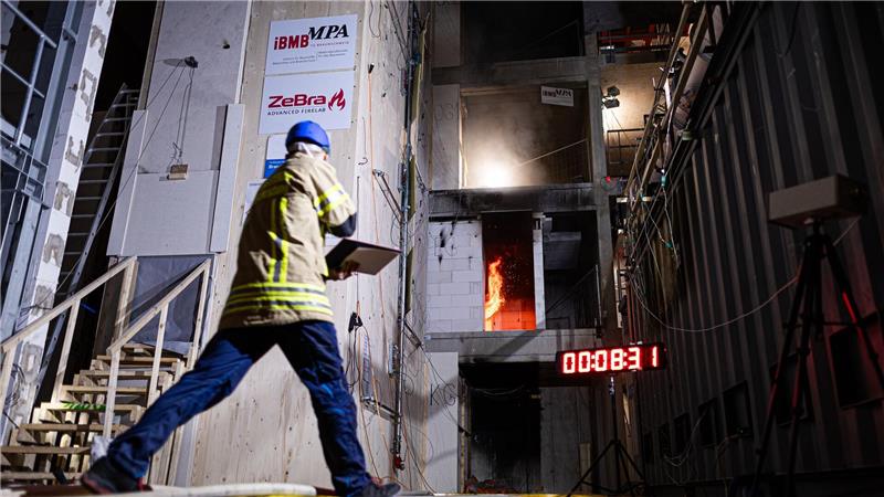 Feuer im Mehrfamilienhaus - Wie gelingt die sichere Rettung? In Braunschweig untersuchen Brandforscher die Nutzung von Treppenhäusern im Brandfall.