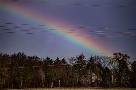 In Braunschweig zeigt sich ein Regenbogen am Himmel.