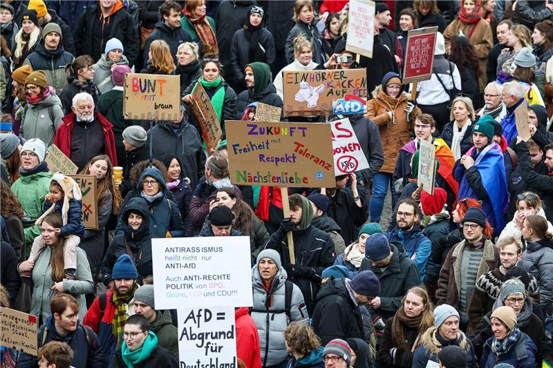 In Bremen demonstrierten laut Polizei zeitweise etwa 16.500 Menschen.