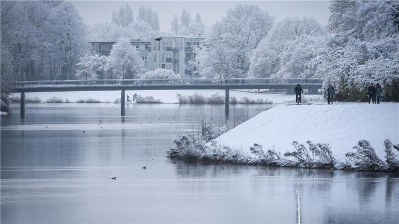 In Bremen liegt viel Schnee - das hat auch Folgen für Schülerinnen und Schüler. 
