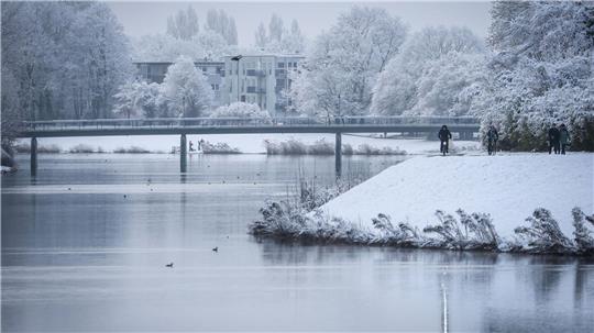 In Bremen liegt viel Schnee - das hat auch Folgen für Schülerinnen und Schüler. 