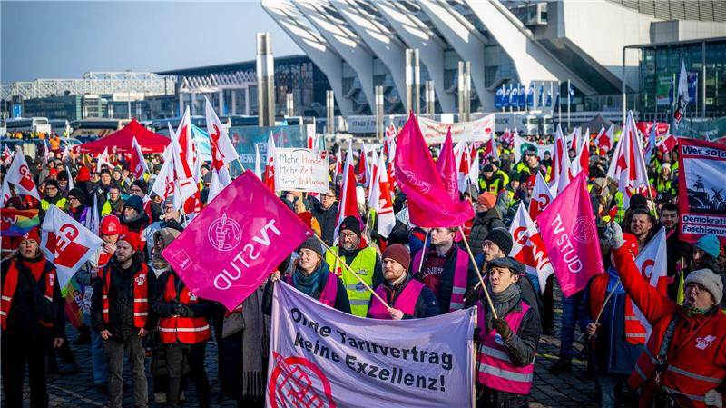 In Bremen schlossen sich Tausende Landesbeschäftigte dem Warnstreik an.