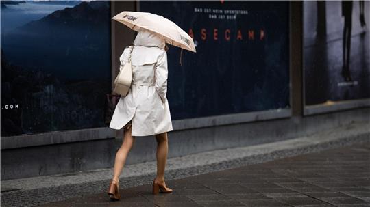 In Bremen und Niedersachsen sollten die Menschen am Wochenende weiter einen Regenschirm parat halten. (Symbolbild)
