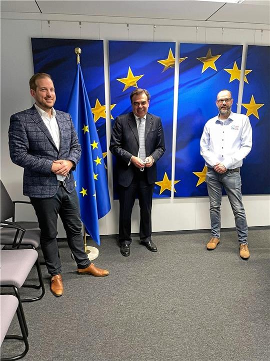 In Brüssel findet der Seesener Marcel Jeninga (rechts) beim Christdemokraten Jeroen Lenaers und Vizepräsidenten der EU-Kommission Margaritis Schinas (v. li.) ein offenes Ohr für seine Anliegen. Foto: Privat