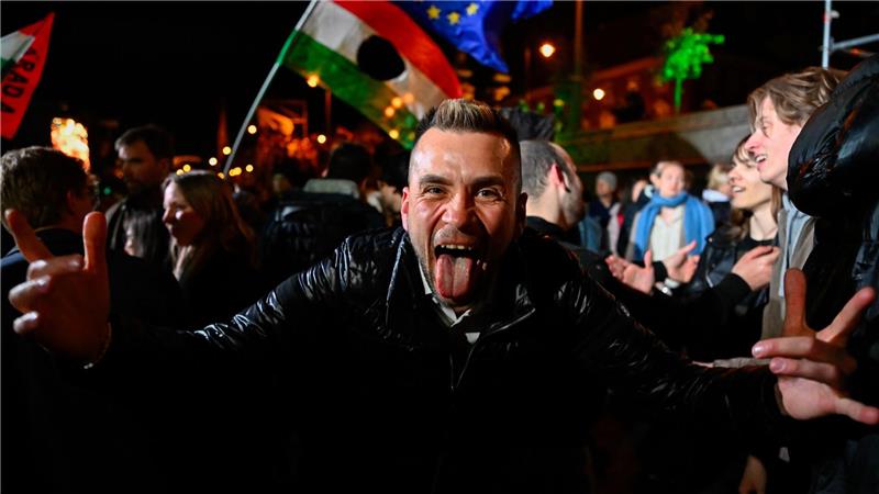 In Budapest und vielen anderen Städten des Landes feierten die Menschen ausgelassen den Wahlsieg der Tisza-Partei. 