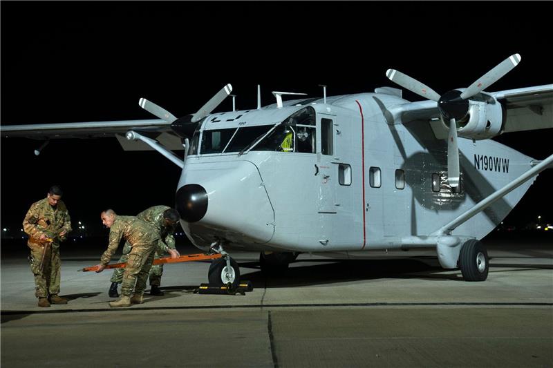 In Buenos Aires bereiten sich Piloten darauf vor, eines der Flugzeuge zu transportieren, die bei den «Todesflügen» während der letzten Militärdiktatur Argentiniens eingesetzt wurden.