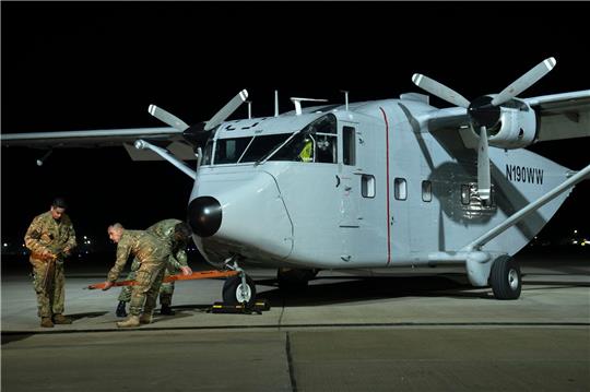 In Buenos Aires bereiten sich Piloten darauf vor, eines der Flugzeuge zu transportieren, die bei den «Todesflügen» während der letzten Militärdiktatur Argentiniens eingesetzt wurden.