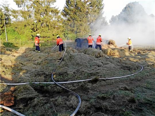 In Buntenbock brennen am Dienstag 22 Heuballen.  Fotos: Feuerwehr/Neuendorf