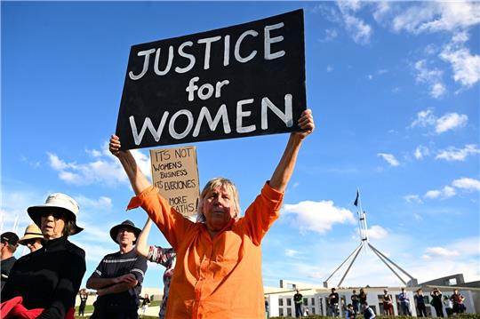 In Canberra fordert eine Frau "Justice for Women" (Gerechtigkeit für Frauen).