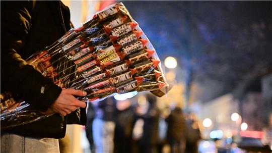 In Celle sollen zwei Familienväter mit Kindern fahrende Autos mit Silvesterraketen beschossen haben. (Symbolbild)