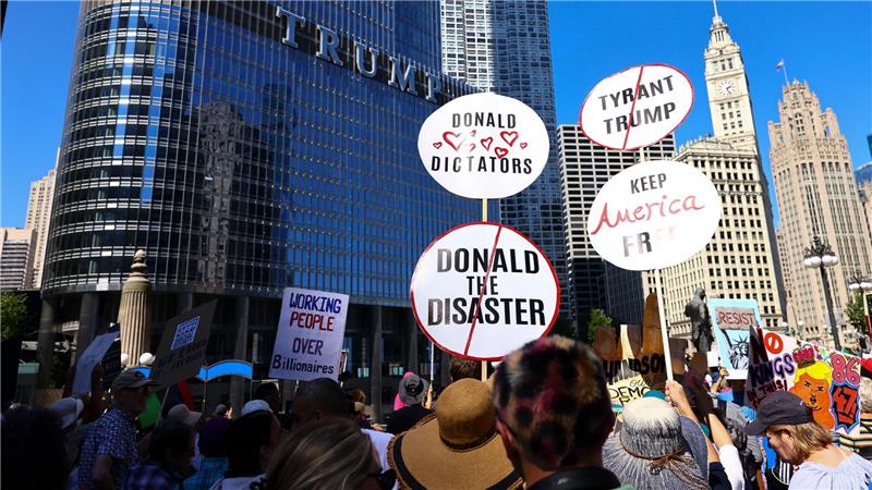 US-Regierung kündigt Einsatz gegen Migranten in Chicago an In Chicago gab es jüngst Proteste gegen Trump. (Archivbild)