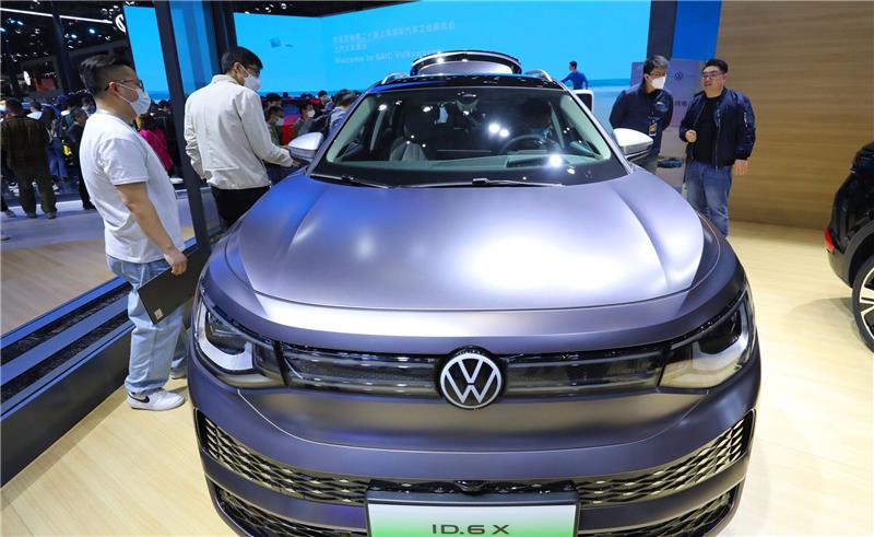„Preiskrieg”: Volkswagen führt harten Kampf in China In China entwickelt sich der Markt rasant in Richtung smarter Elektroautos. Im ersten Quartal hat der Volkswagen Konzern in China nach eigenen Angaben 693.600 Fahrzeuge an Kunden ausgeliefert.