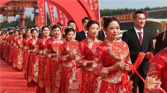 In China ist die Zahl der Eheschließungen rückläufig. Ein Unternehmen wollte seine Mitarbeiter daher zu nun ihrem Glück zwingen - doch die Behörden schritten schnell ein. (Symbolbild). 