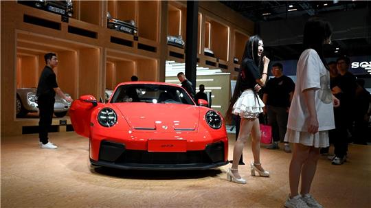 In China sind einige deutsche Autobauer im Luxussegment unterwegs und damit von der neuen Regelung betroffen. (Symbolbild) 