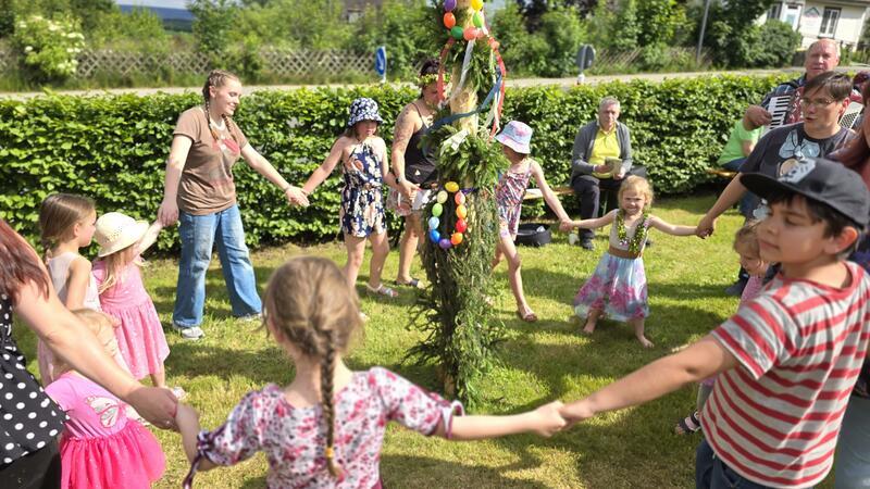 In Clausthal-Zellerfeld wird um den Johannisbaum getanzt. Danach herrscht auf der Wiese reges Treiben.