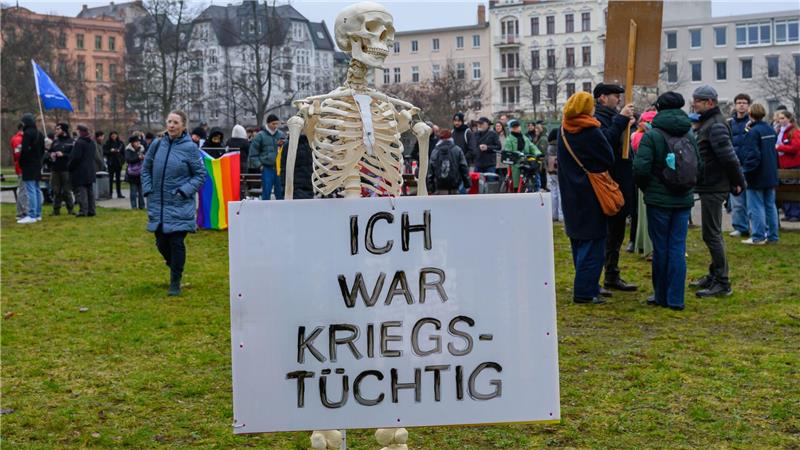 In Cottbus demonstrieren Menschen gegen den Wehrdienst.