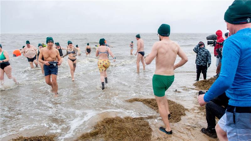 Anbaden zum Neujahr - Hunderte trauen sich ins kalte Wasser In Cuxhaven trauten sich an Neujahr Hunderte mutige Schwimmer in die Nordsee.