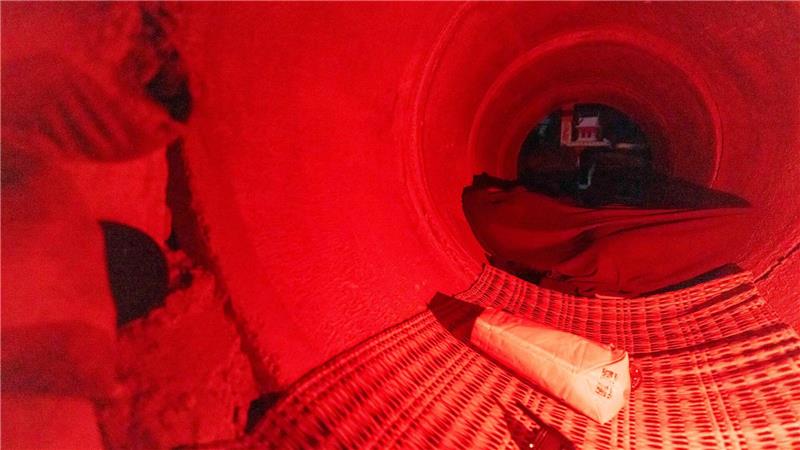 In Decken eingewickelte Thailänder, die vor Zusammenstößen zwischen thailändischen und kambodschanischen Soldaten geflohen sind, suchen Schutz in der thailändischen Provinz Buriram.