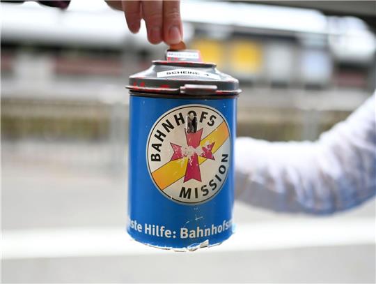 In Deutschland gehen die Zahl der Spender und das Spendenvolumen zurück.