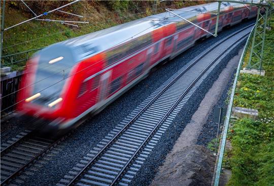 In Deutschland gibt es sehr viel mehr Verkehrsverbünde als Bundesländer - es könnten also alle paar Kilometer andere Regeln gelten.