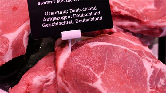 In Deutschland müssen seit Februar auch für unverpacktes Fleisch von Schweinen, Schafen, Ziegen und Geflügel das Aufzucht- und das Schlachtland auf Schildern angegeben werden.