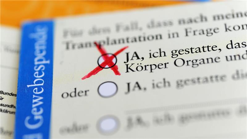 In Deutschland müssen spätere Spender zu Lebzeiten oder stellvertretend die Angehörigen einer Organentnahme explizit zustimmen. (Symbolbild)