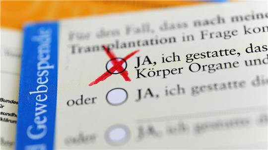 In Deutschland müssen spätere Spender zu Lebzeiten oder stellvertretend die Angehörigen einer Organentnahme explizit zustimmen. (Symbolbild)