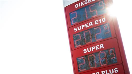 In Deutschland sind die Spritpreise zuletzt langsamer gestiegen als in seinen Nachbarländern.
