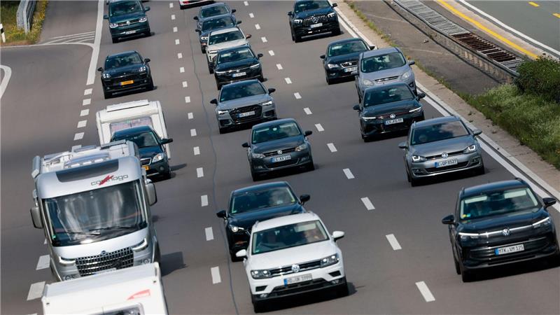 In Deutschland sind im März deutlich mehr Autos neu zugelassen worden als im Vorjahresmonat. (Archivbild)