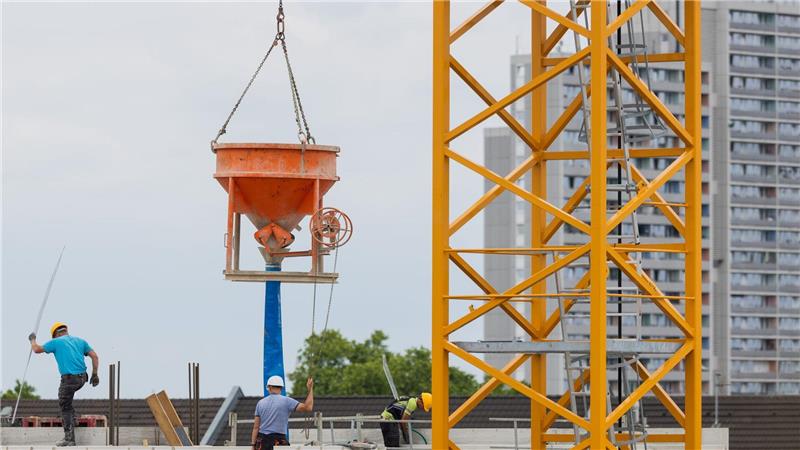 In Deutschland werden zu wenige neue Wohnungen gebaut. Hohe Kosten und strenge Auflagen erschweren den Ausbau, kritisiert die Wohnungswirtschaft. (Archivbild)