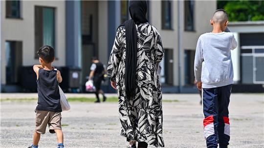 In Deutschland wohnen viele Asylbewerber länger als sie eigentlich müssten in staatlichen Unterkünften, weil sie Schwierigkeiten haben, eine Wohnung zu finden. (Archivbild)