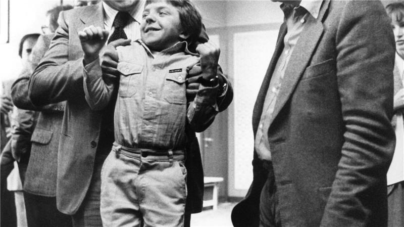 In „Die Blechtrommel“ spielte Adorf (l) den Vater der Rolle von David Bennent. (Archivbild)