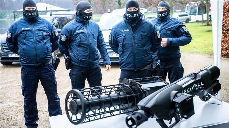 Innenminister wollen bei Drohnenabwehr eng zusammenarbeiten In Dienst gestellt hatte Bundesinnenminister Alexander Dobrindt (CSU) die neue Spezialkräfte-Einheit am Dienstag.