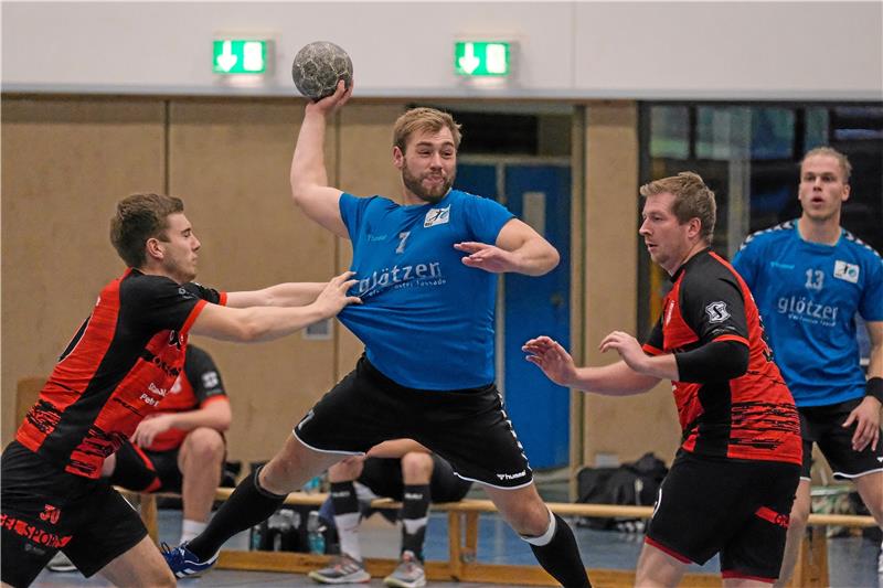Matthes macht's erstmal bis zum Saisonende In Doppelfunktion: Fabian Matthes (Mi.) ist nicht nur Spieler der HSG Bad Harburg/Vienenburg, sondern auch Trainer der HSG LiSa. Foto: Drechsler