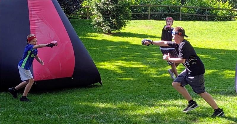 In Dreierteams treten die Kinder gegeneinander an.