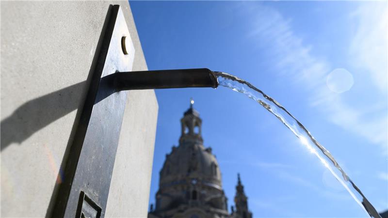 Wie können Städte Hitze trotzen? Diese machen es vor In Dresden spendet ein Trinkwasserbrunnen öffentlich zugängliche Abkühlung.