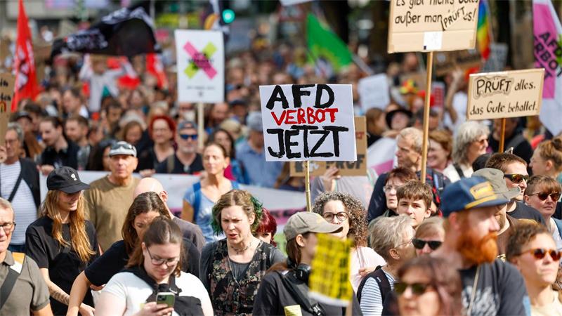 In Düsseldorf gingen rund 20.000 Menschen auf die Straße und forderten ein AfD-Verbot.