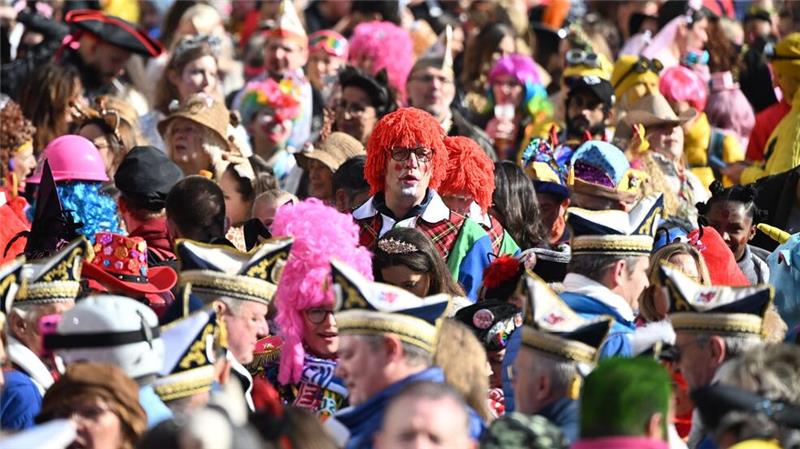 Straßenkarneval beginnt unter starkem Polizeischutz In Düsseldorf hat der Straßenkarneval begonnen.