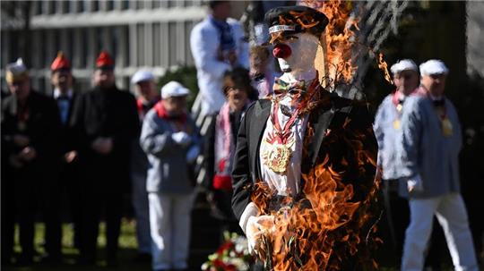 In Düsseldorf stand der Hoppeditz in Flammen.