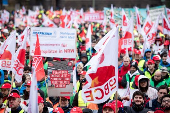 In Duisburg kamen laut IG Metall rund 10.000 Menschen zu der Kundgebung vor dem Stahlwerk von Thyssenkrupp.