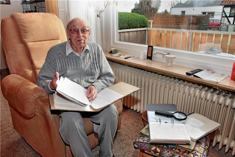 In Erinnerungen stöbern: Helmut Bierbrauer im Alter von 95 Jahren. Foto: GZ-Archiv