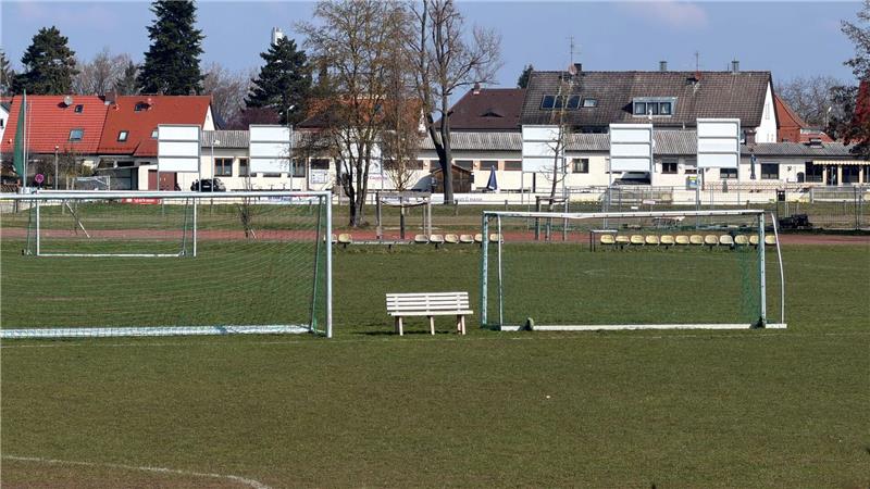In Erlangen ist ein Fußballtor auf einen Jungen gestürzt.