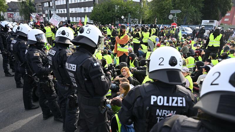Blockaden und bunte Demo: Essen protestiert gegen die AfD In Essen sind mehrere tausend Polizisten im Einsatz.