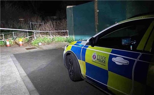 In Essex wurde eine Frau schwer verletzt aufgefunden und verstarb noch am Tatort.