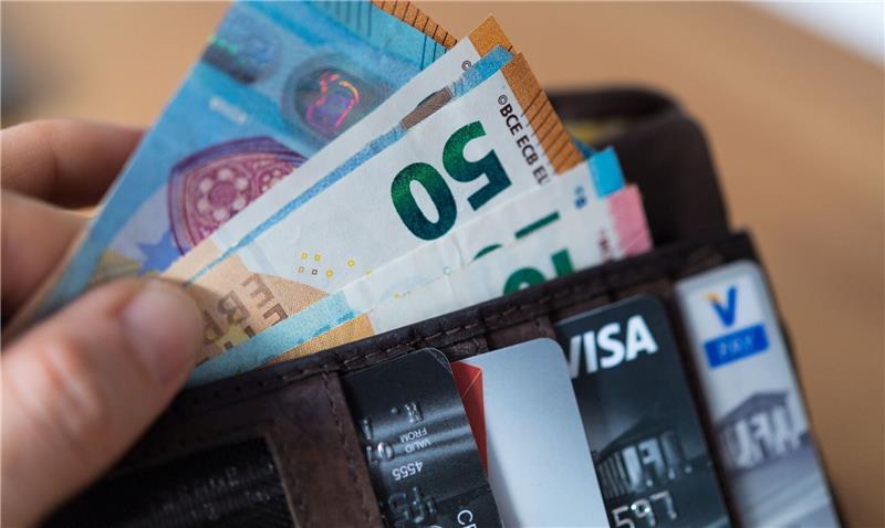 Franzosen greifen in Krise vermehrt zu Bargeld In Frankreich lassen immer mehr Menschen die Bankkarten im Portemonnaie und zahlen mit Bargeld.