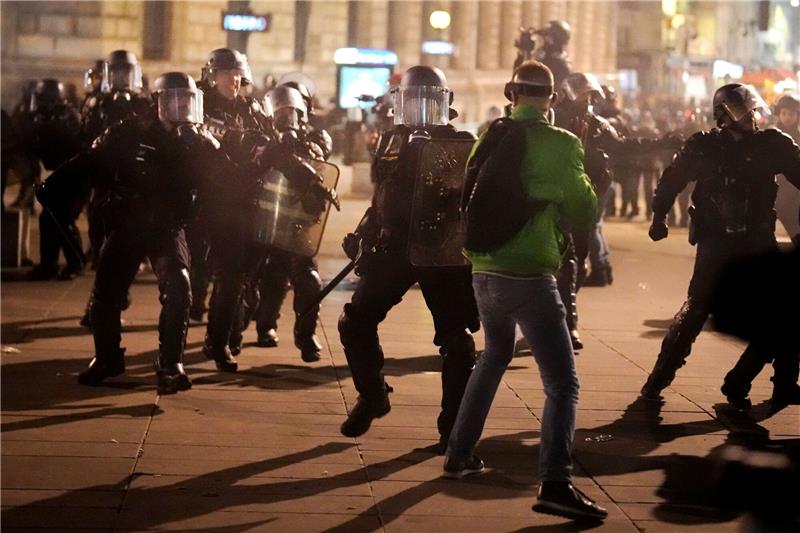 In Frankreich protestieren weiterhin Tausende gegen die beschlossene Rentenreform der Regierung - so wie hier in Paris.