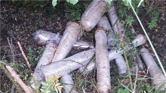 In Frischhaltefolie gewickelte Dönerspieße wurden an einem Feldweg im Landkreis Helmstedt entsorgt. Die Polizei ermittelt. 