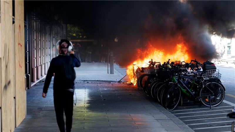 In Genf geht bei Demonstrationen gegen den G7-Gipfel im französischen Évian ein Auto in Flammen auf.